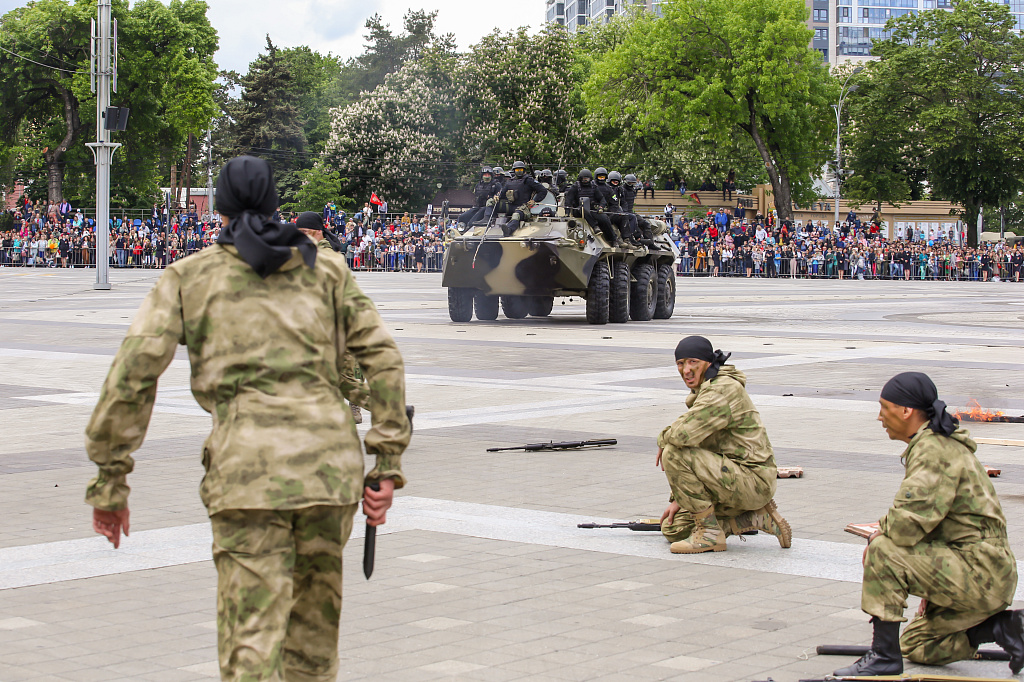 КубГАУ на параде Победы. 9 мая на главной городской площади традиционно прошли парадные расчеты и военная техника.  Участниками парада Победы в Краснодаре стали войска Краснодарского территориального гарнизона с привлечением вооружения.