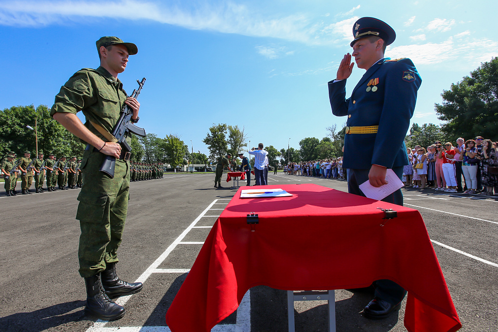 200 курсантов военного института из числа студентов КубГАУ дали присягу. Мероприятие проходило в нескольких В.Ч., дислоцирующихся на территории Краснодарского края. Предварительно они прошли серьезную подготовку на военных сборах.