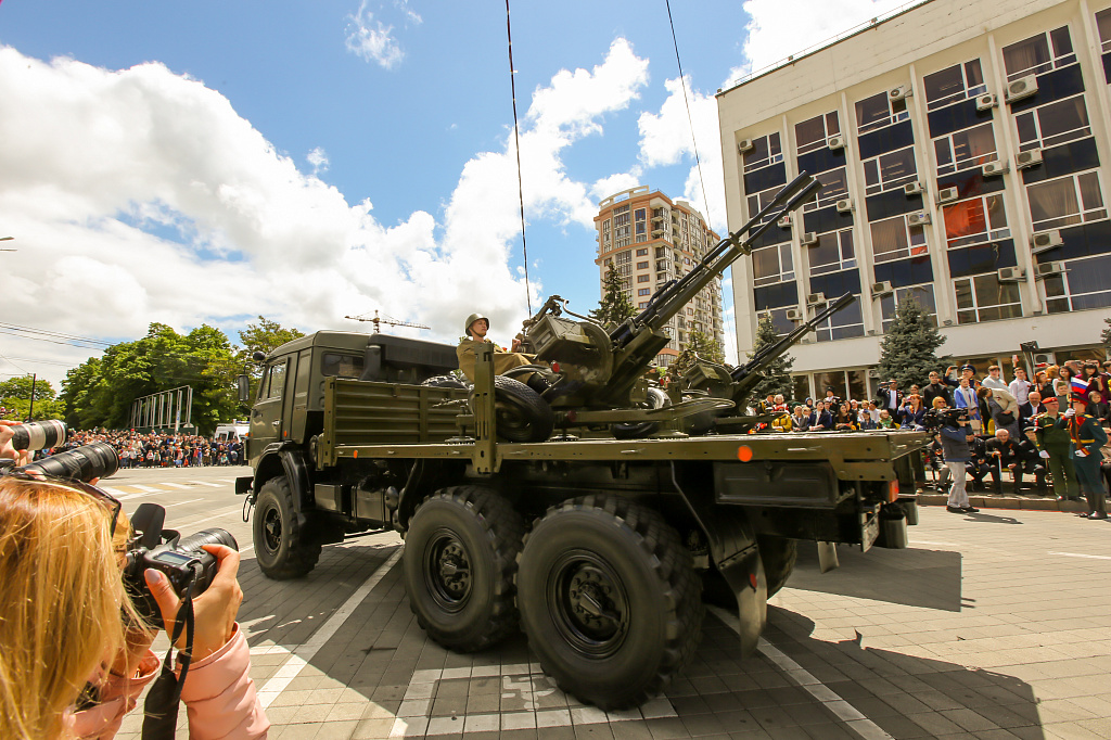 КубГАУ на параде Победы. 9 мая на главной городской площади традиционно прошли парадные расчеты и военная техника.  Участниками парада Победы в Краснодаре стали войска Краснодарского территориального гарнизона с привлечением вооружения.