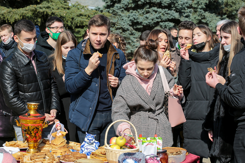 Нынче Масленица с нами! Празднование прошло с широким размахом и в течение дня перемещалось от одного общежития к другому.