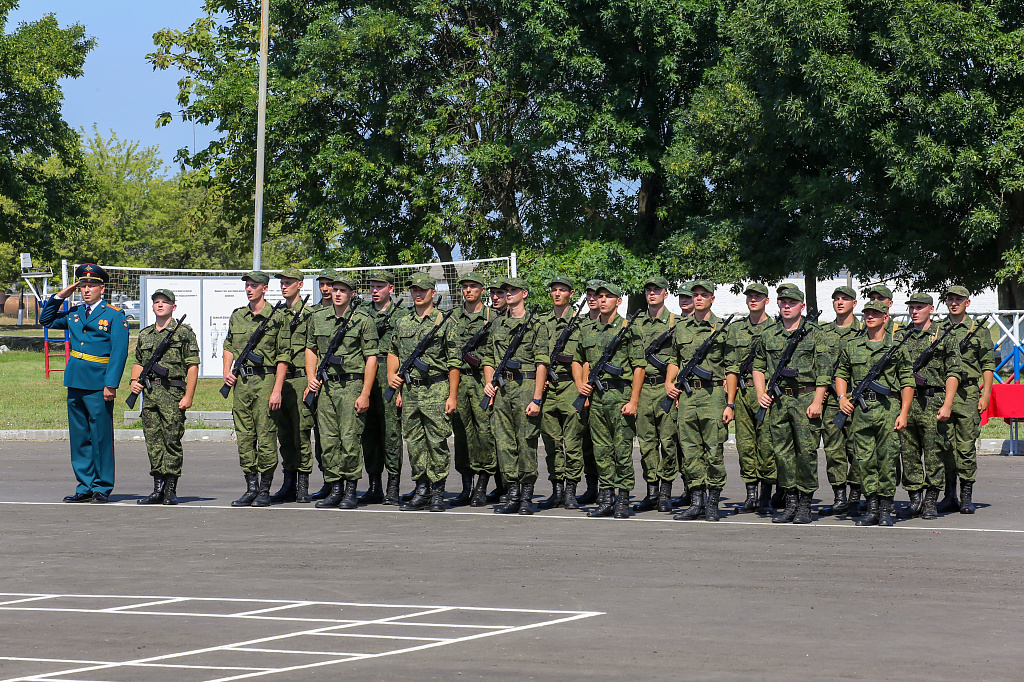 200 курсантов военного института из числа студентов КубГАУ дали присягу. Мероприятие проходило в нескольких В.Ч., дислоцирующихся на территории Краснодарского края. Предварительно они прошли серьезную подготовку на военных сборах.