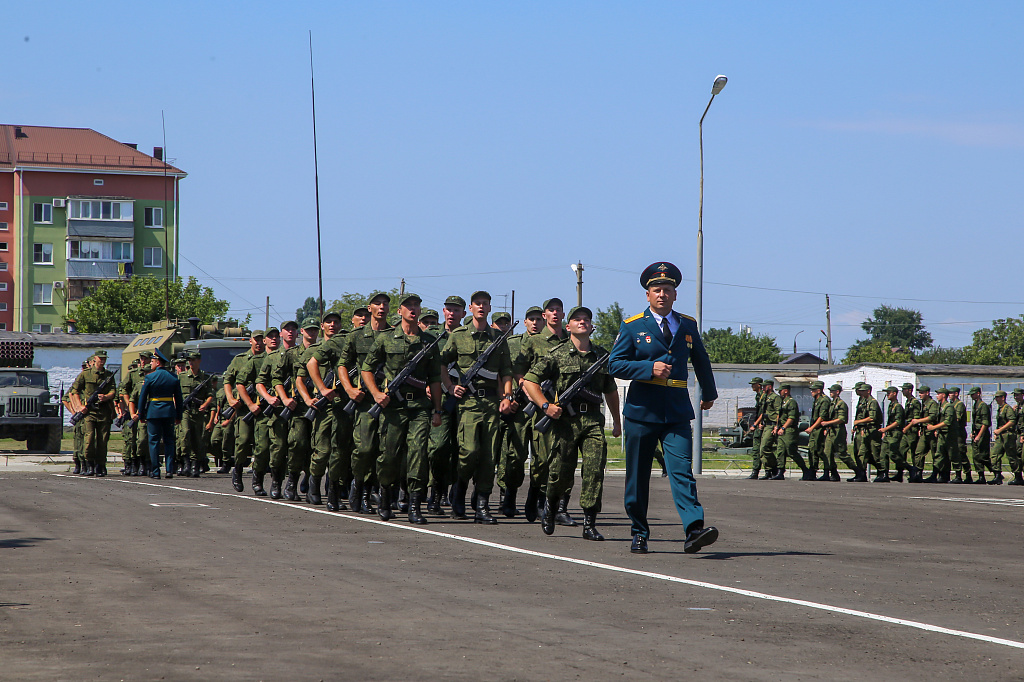 200 курсантов военного института из числа студентов КубГАУ дали присягу. Мероприятие проходило в нескольких В.Ч., дислоцирующихся на территории Краснодарского края. Предварительно они прошли серьезную подготовку на военных сборах.