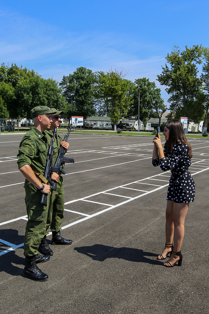 200 курсантов военного института из числа студентов КубГАУ дали присягу. Мероприятие проходило в нескольких В.Ч., дислоцирующихся на территории Краснодарского края. Предварительно они прошли серьезную подготовку на военных сборах.