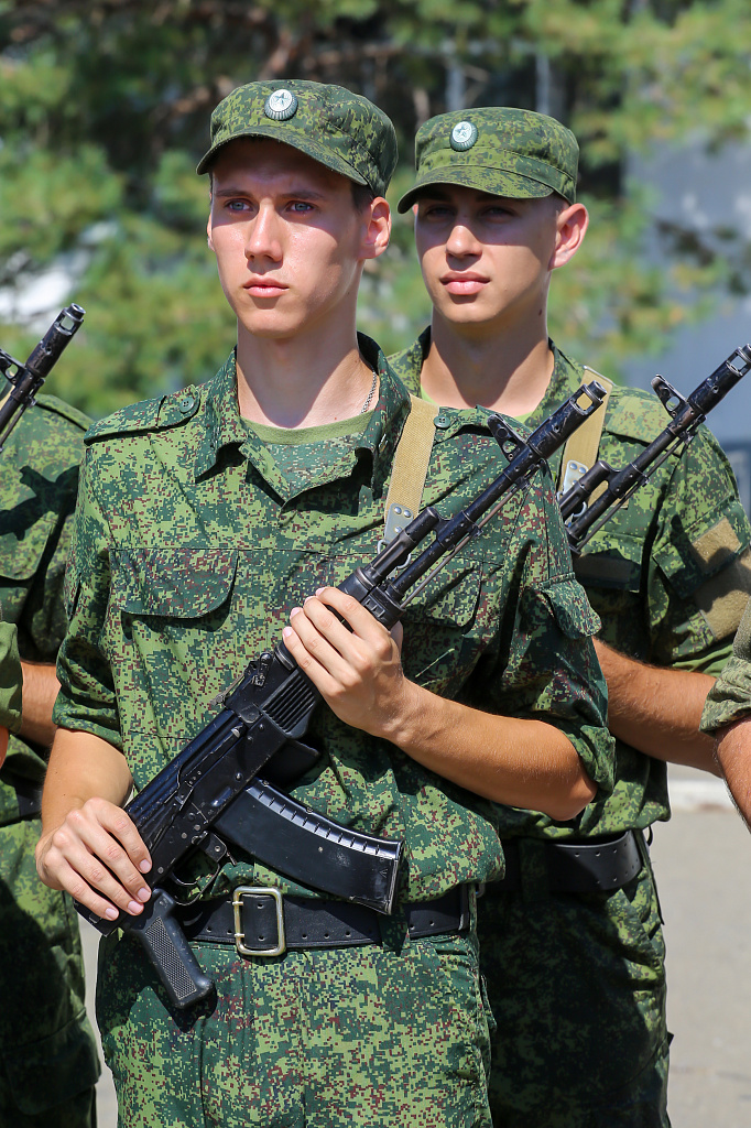 200 курсантов военного института из числа студентов КубГАУ дали присягу. Мероприятие проходило в нескольких В.Ч., дислоцирующихся на территории Краснодарского края. Предварительно они прошли серьезную подготовку на военных сборах.