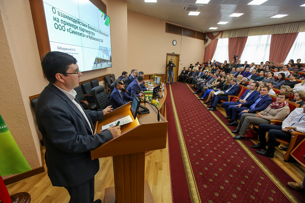 Торжественная церемония подписания соглашения о сотрудничестве между агроуниверситетом и ООО «Сингента». Завершением мероприятия стала памятная посадка аллеи из 22 деревьев.