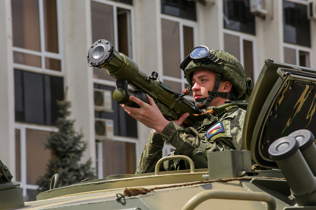 КубГАУ на параде Победы. 9 мая на главной городской площади традиционно прошли парадные расчеты и военная техника.  Участниками парада Победы в Краснодаре стали войска Краснодарского территориального гарнизона с привлечением вооружения.