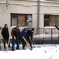 Декан и студенты чистят территорию от снега