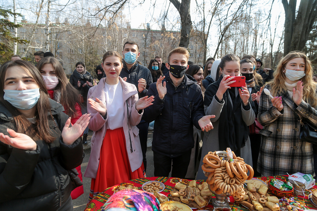 Нынче Масленица с нами! Празднование прошло с широким размахом и в течение дня перемещалось от одного общежития к другому.