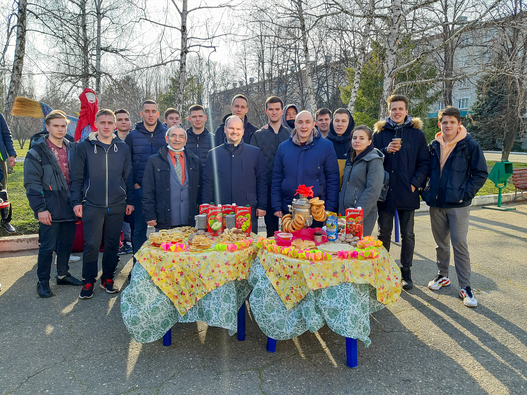 Нынче Масленица с нами! Празднование прошло с широким размахом и в течение дня перемещалось от одного общежития к другому.