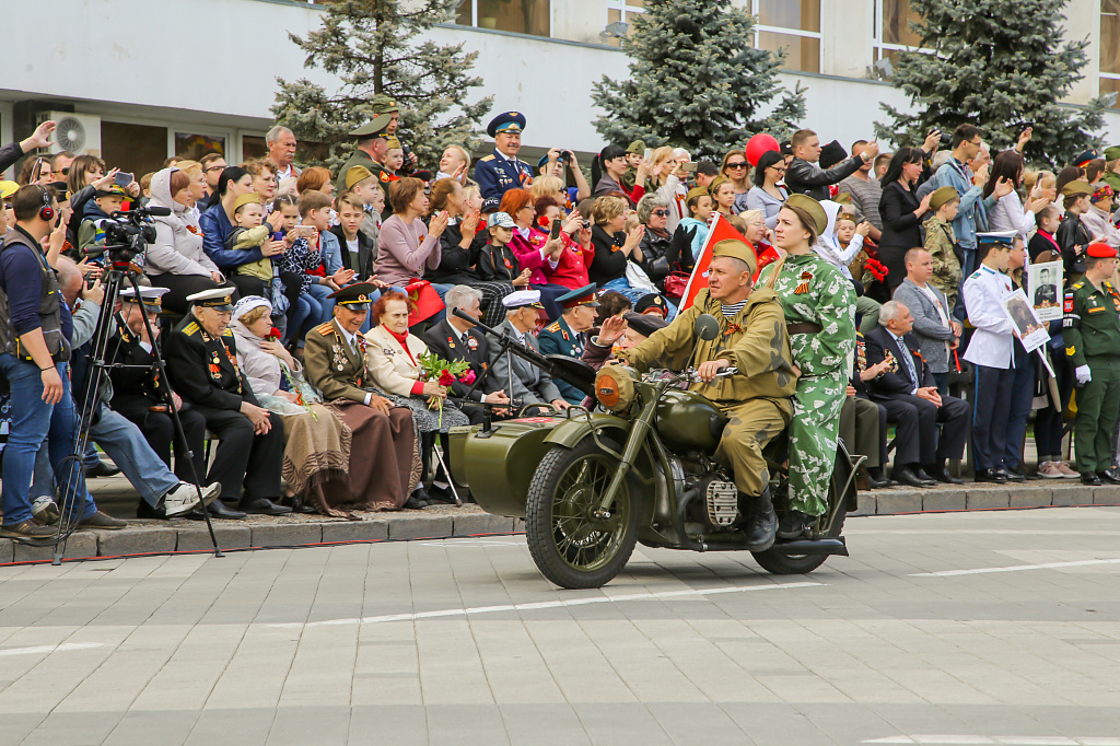 КубГАУ на параде Победы. 9 мая на главной городской площади традиционно прошли парадные расчеты и военная техника.  Участниками парада Победы в Краснодаре стали войска Краснодарского территориального гарнизона с привлечением вооружения.