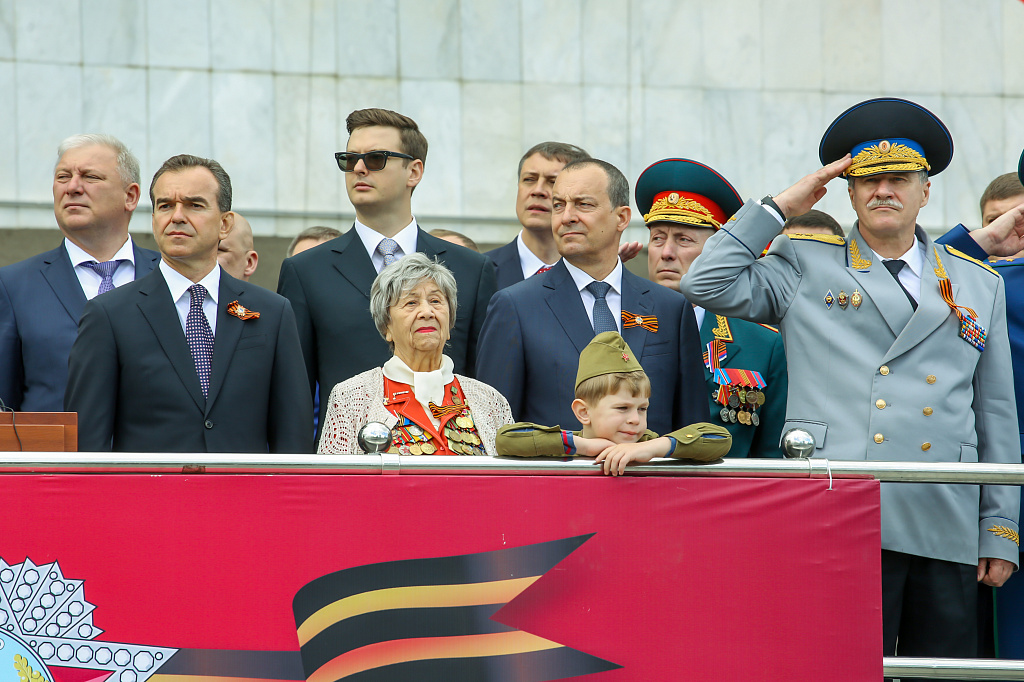 КубГАУ на параде Победы. 9 мая на главной городской площади традиционно прошли парадные расчеты и военная техника.  Участниками парада Победы в Краснодаре стали войска Краснодарского территориального гарнизона с привлечением вооружения.