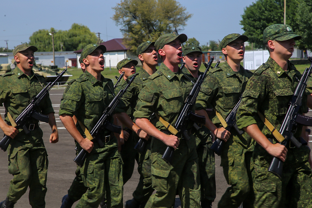 200 курсантов военного института из числа студентов КубГАУ дали присягу. Мероприятие проходило в нескольких В.Ч., дислоцирующихся на территории Краснодарского края. Предварительно они прошли серьезную подготовку на военных сборах.