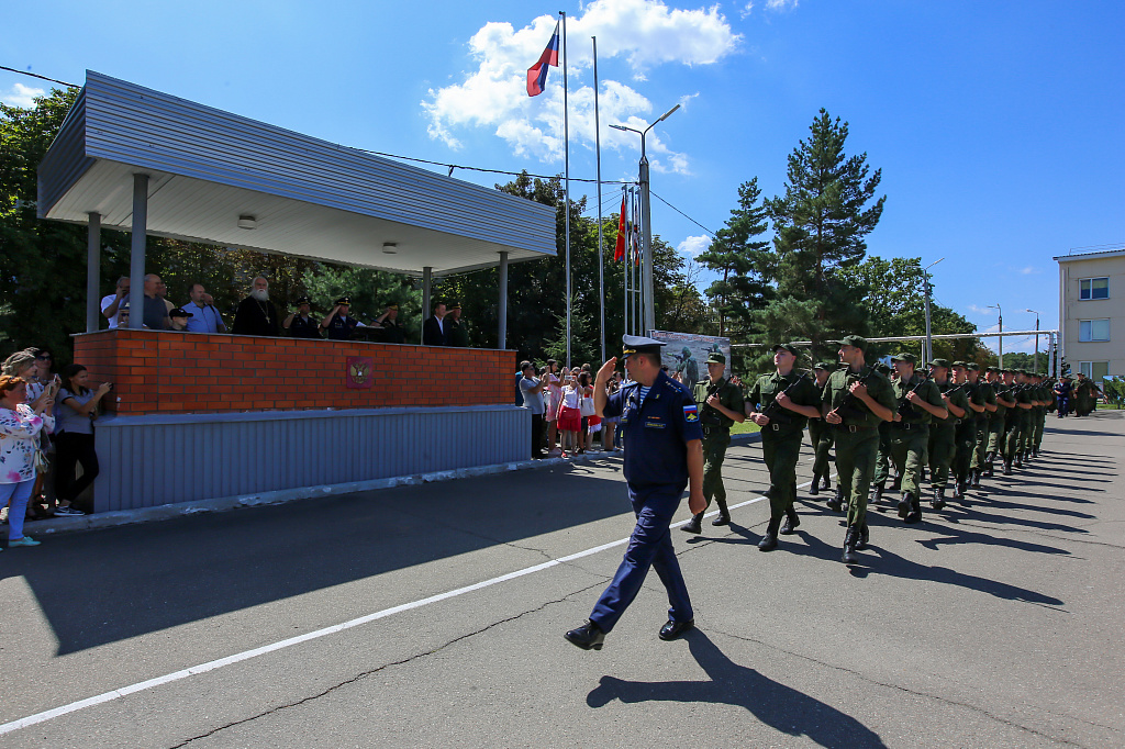 200 курсантов военного института из числа студентов КубГАУ дали присягу. Мероприятие проходило в нескольких В.Ч., дислоцирующихся на территории Краснодарского края. Предварительно они прошли серьезную подготовку на военных сборах.