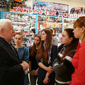 У стендов истории
