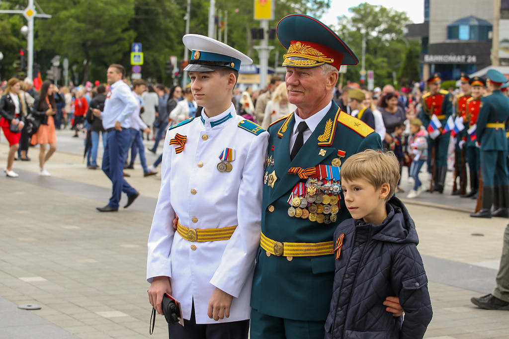 КубГАУ на параде Победы. 9 мая на главной городской площади традиционно прошли парадные расчеты и военная техника.  Участниками парада Победы в Краснодаре стали войска Краснодарского территориального гарнизона с привлечением вооружения.