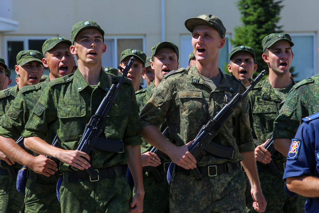 200 курсантов военного института из числа студентов КубГАУ дали присягу. Мероприятие проходило в нескольких В.Ч., дислоцирующихся на территории Краснодарского края. Предварительно они прошли серьезную подготовку на военных сборах.