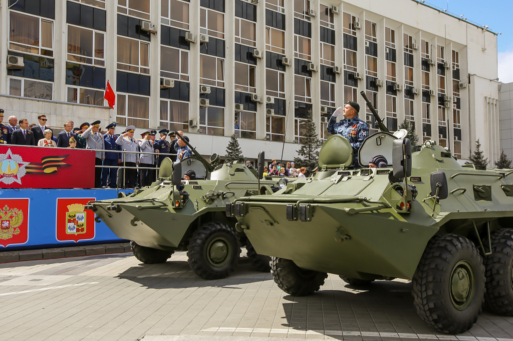 КубГАУ на параде Победы. 9 мая на главной городской площади традиционно прошли парадные расчеты и военная техника.  Участниками парада Победы в Краснодаре стали войска Краснодарского территориального гарнизона с привлечением вооружения.