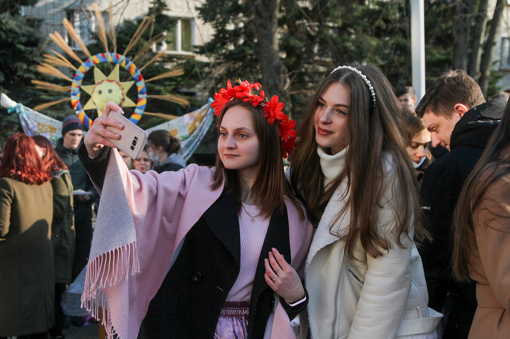 Нынче Масленица с нами! Празднование прошло с широким размахом и в течение дня перемещалось от одного общежития к другому.