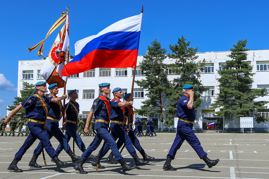 200 курсантов военного института из числа студентов КубГАУ дали присягу. Мероприятие проходило в нескольких В.Ч., дислоцирующихся на территории Краснодарского края. Предварительно они прошли серьезную подготовку на военных сборах.