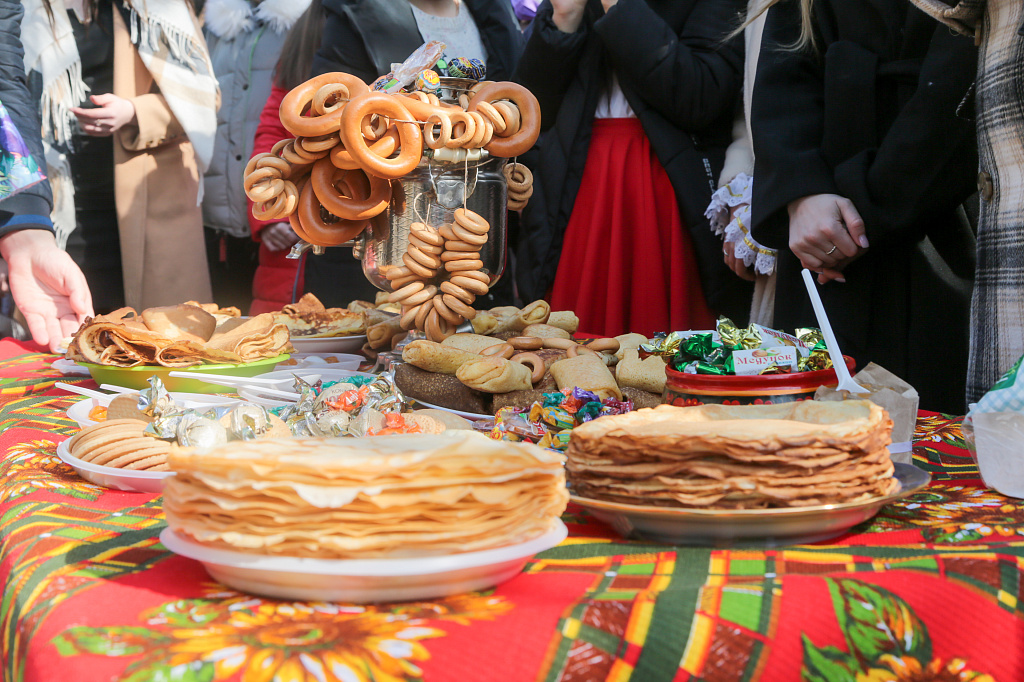 Нынче Масленица с нами! Празднование прошло с широким размахом и в течение дня перемещалось от одного общежития к другому.