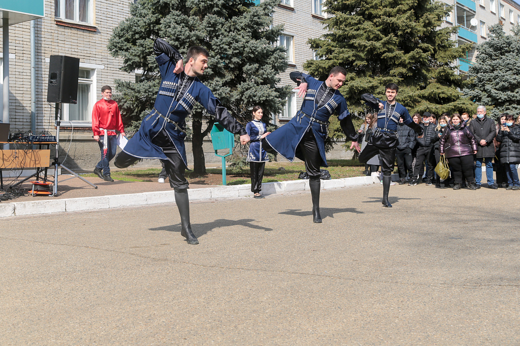 Нынче Масленица с нами! Празднование прошло с широким размахом и в течение дня перемещалось от одного общежития к другому.