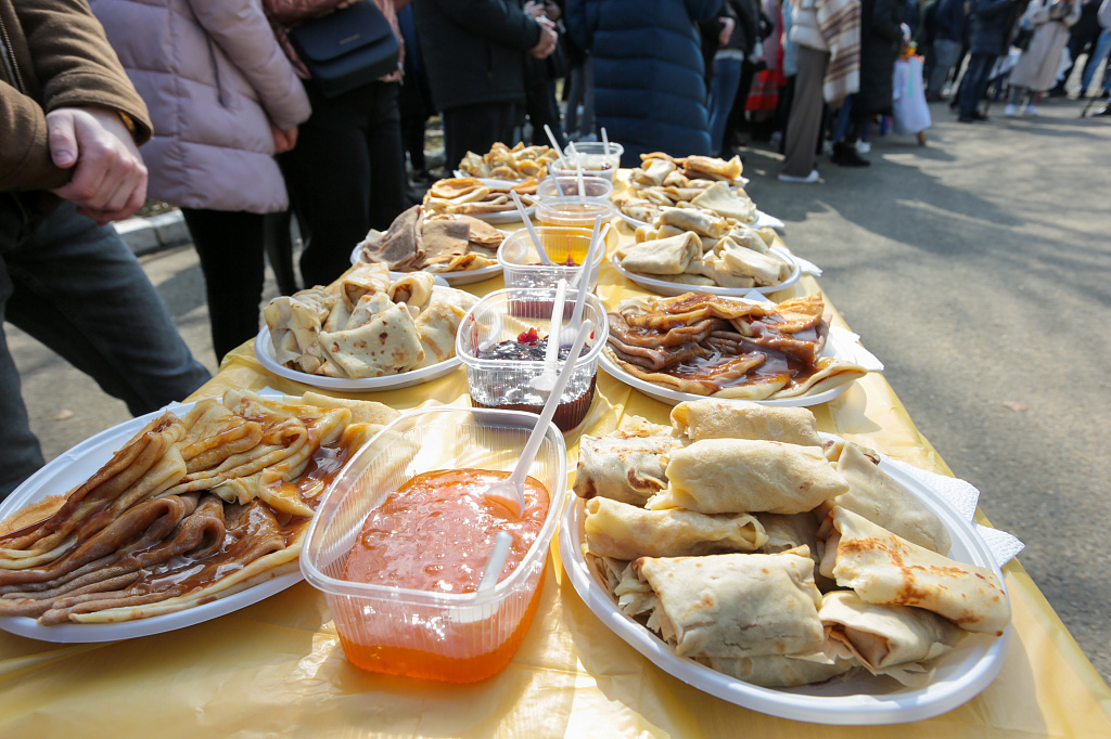 Нынче Масленица с нами! Празднование прошло с широким размахом и в течение дня перемещалось от одного общежития к другому.