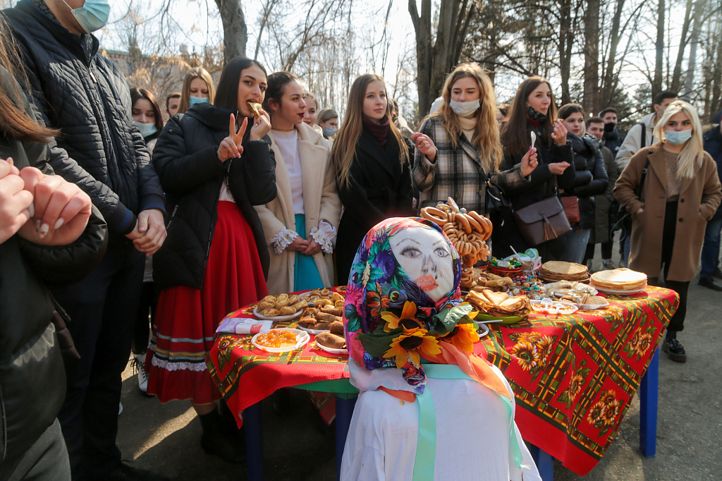 Нынче Масленица с нами! Празднование прошло с широким размахом и в течение дня перемещалось от одного общежития к другому.