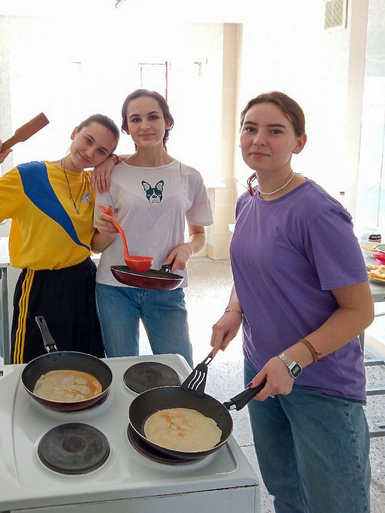 Нынче Масленица с нами! Празднование прошло с широким размахом и в течение дня перемещалось от одного общежития к другому.