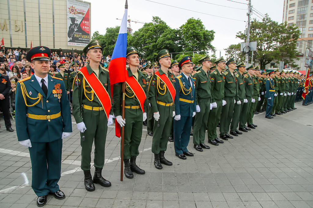 КубГАУ на параде Победы. 9 мая на главной городской площади традиционно прошли парадные расчеты и военная техника.  Участниками парада Победы в Краснодаре стали войска Краснодарского территориального гарнизона с привлечением вооружения.