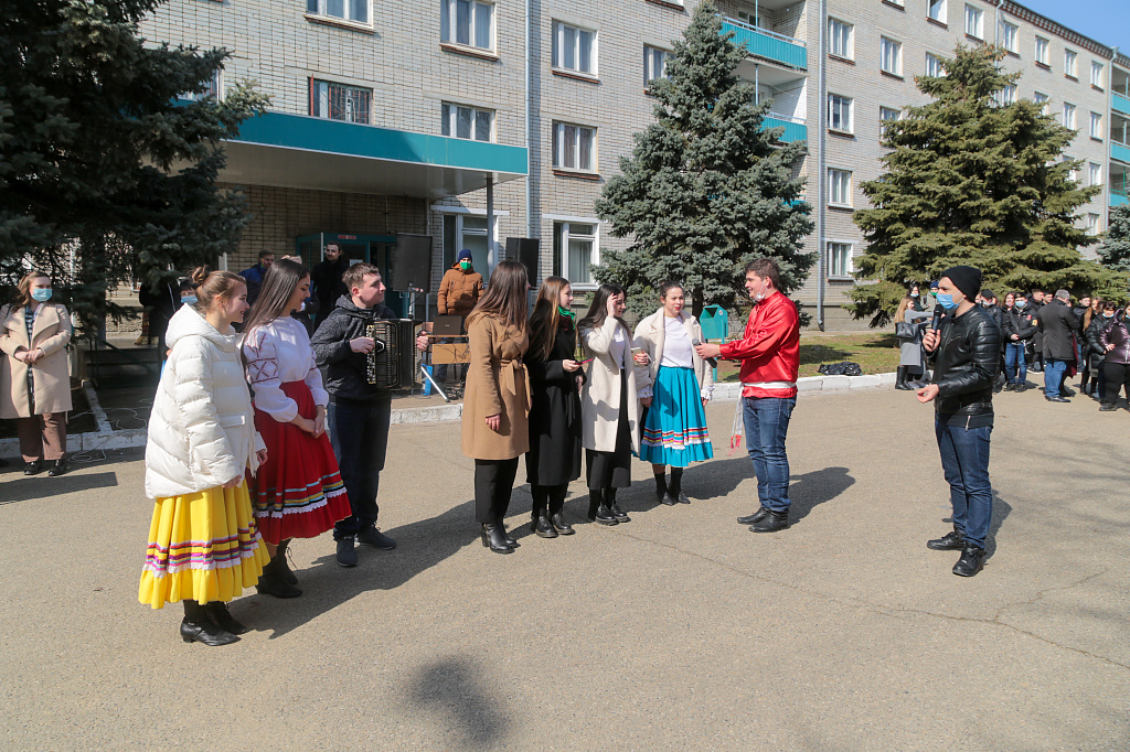 Нынче Масленица с нами! Празднование прошло с широким размахом и в течение дня перемещалось от одного общежития к другому.