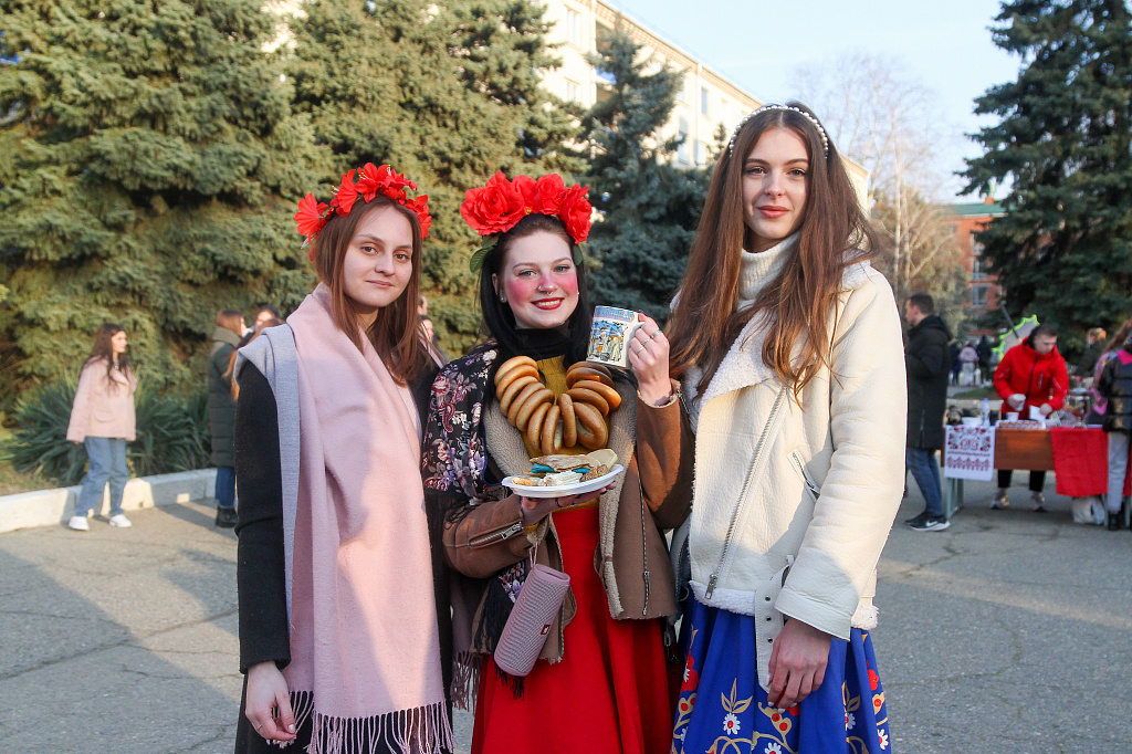 Нынче Масленица с нами! Празднование прошло с широким размахом и в течение дня перемещалось от одного общежития к другому.