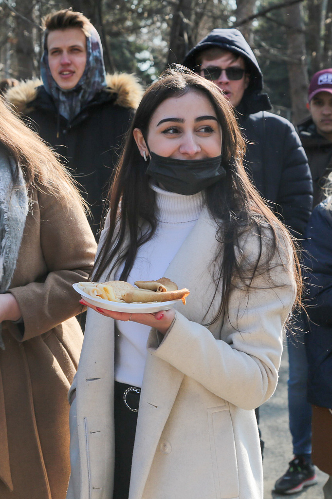 Нынче Масленица с нами! Празднование прошло с широким размахом и в течение дня перемещалось от одного общежития к другому.