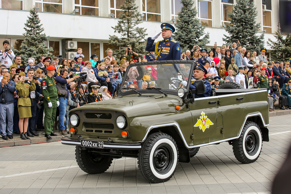 КубГАУ на параде Победы. 9 мая на главной городской площади традиционно прошли парадные расчеты и военная техника.  Участниками парада Победы в Краснодаре стали войска Краснодарского территориального гарнизона с привлечением вооружения.