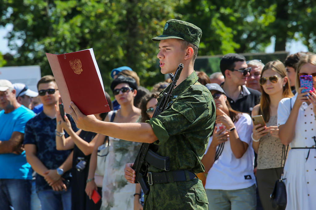 200 курсантов военного института из числа студентов КубГАУ дали присягу. Мероприятие проходило в нескольких В.Ч., дислоцирующихся на территории Краснодарского края. Предварительно они прошли серьезную подготовку на военных сборах.