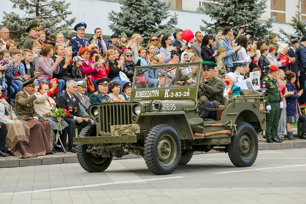 КубГАУ на параде Победы. 9 мая на главной городской площади традиционно прошли парадные расчеты и военная техника.  Участниками парада Победы в Краснодаре стали войска Краснодарского территориального гарнизона с привлечением вооружения.