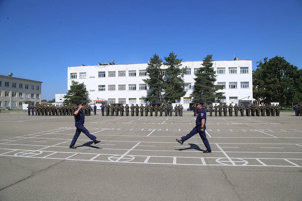 200 курсантов военного института из числа студентов КубГАУ дали присягу. Мероприятие проходило в нескольких В.Ч., дислоцирующихся на территории Краснодарского края. Предварительно они прошли серьезную подготовку на военных сборах.