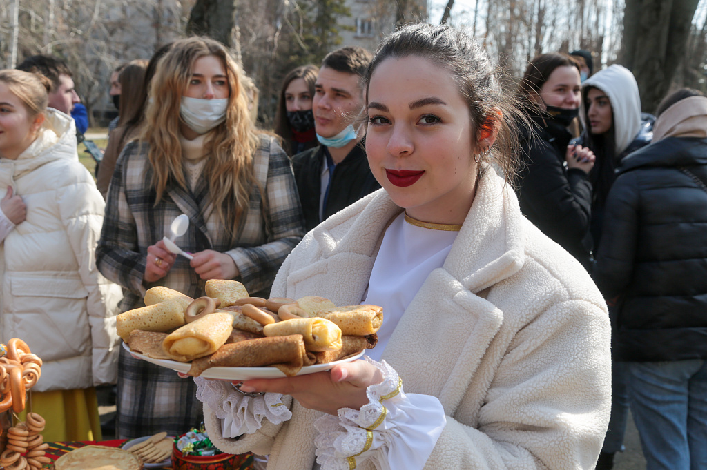 Нынче Масленица с нами! Празднование прошло с широким размахом и в течение дня перемещалось от одного общежития к другому.