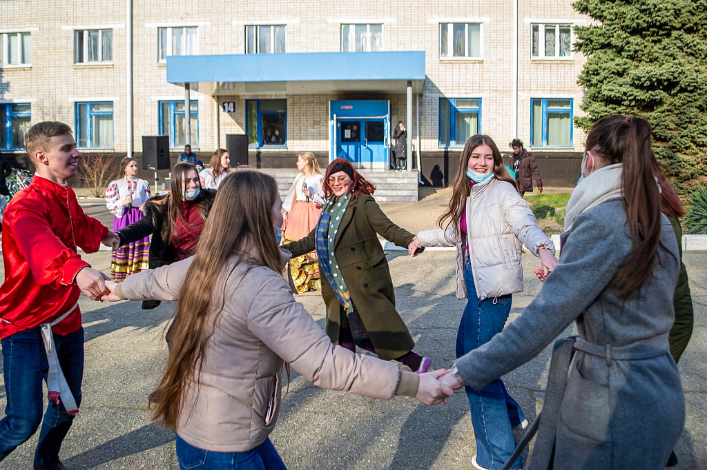 Нынче Масленица с нами! Празднование прошло с широким размахом и в течение дня перемещалось от одного общежития к другому.